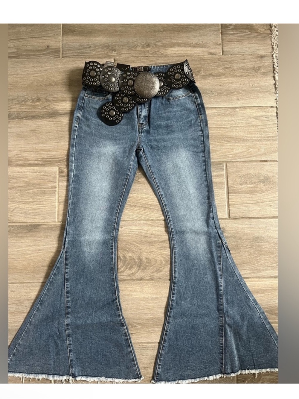 Lucky & Blessed MID Wash Flare
Jeans